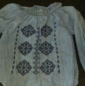 Very detailed gap shirt