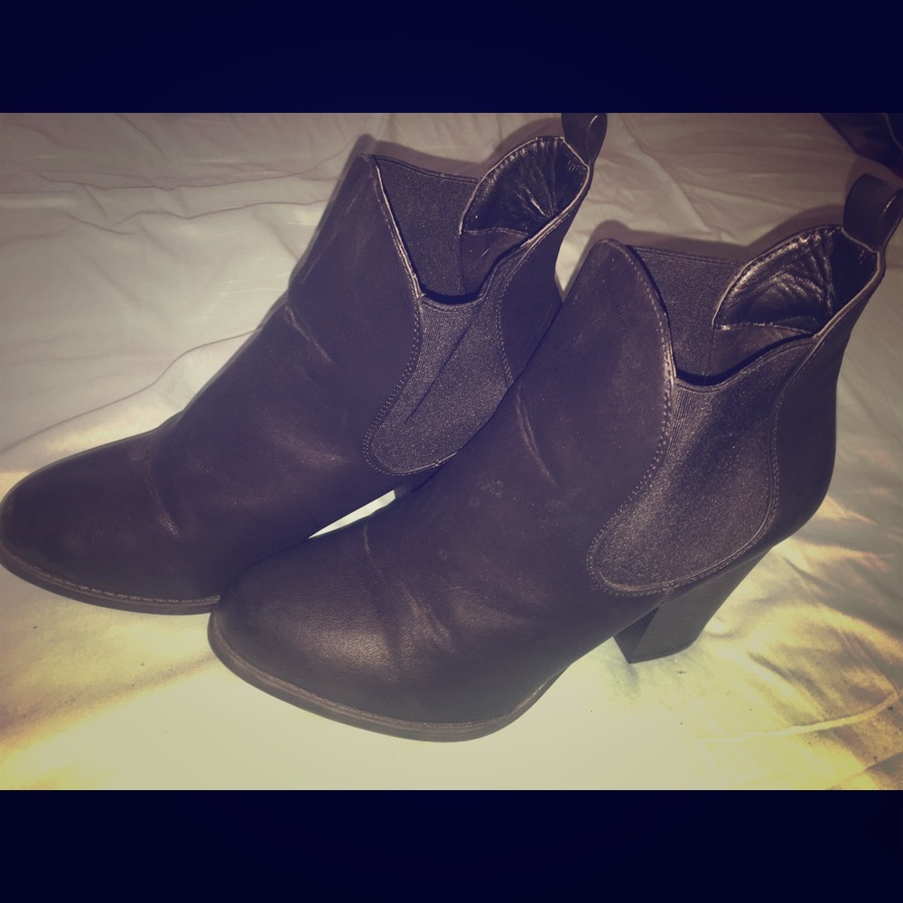 Black heels boots