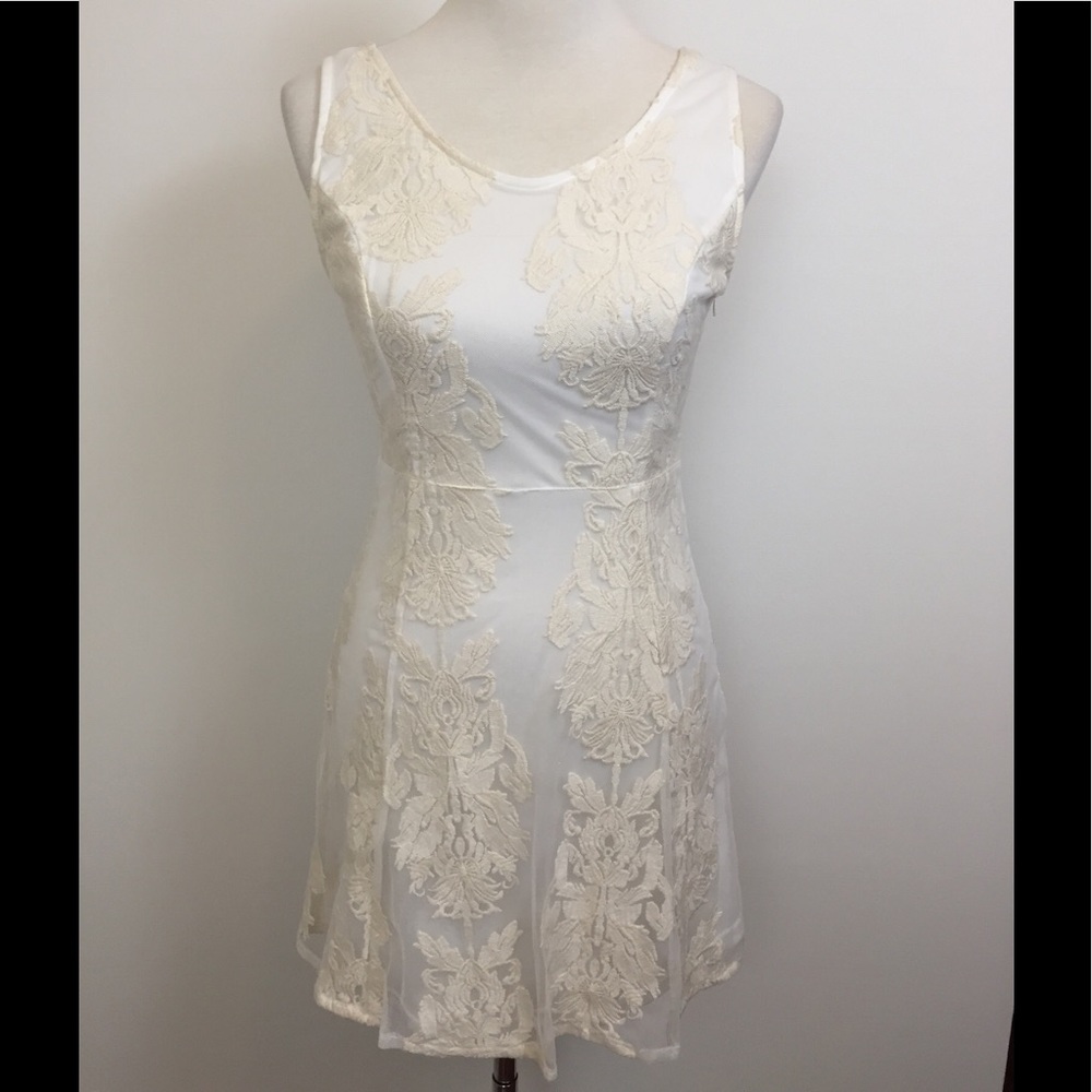 🌸🆕 Lace Dress by Cheslea & Violet😍