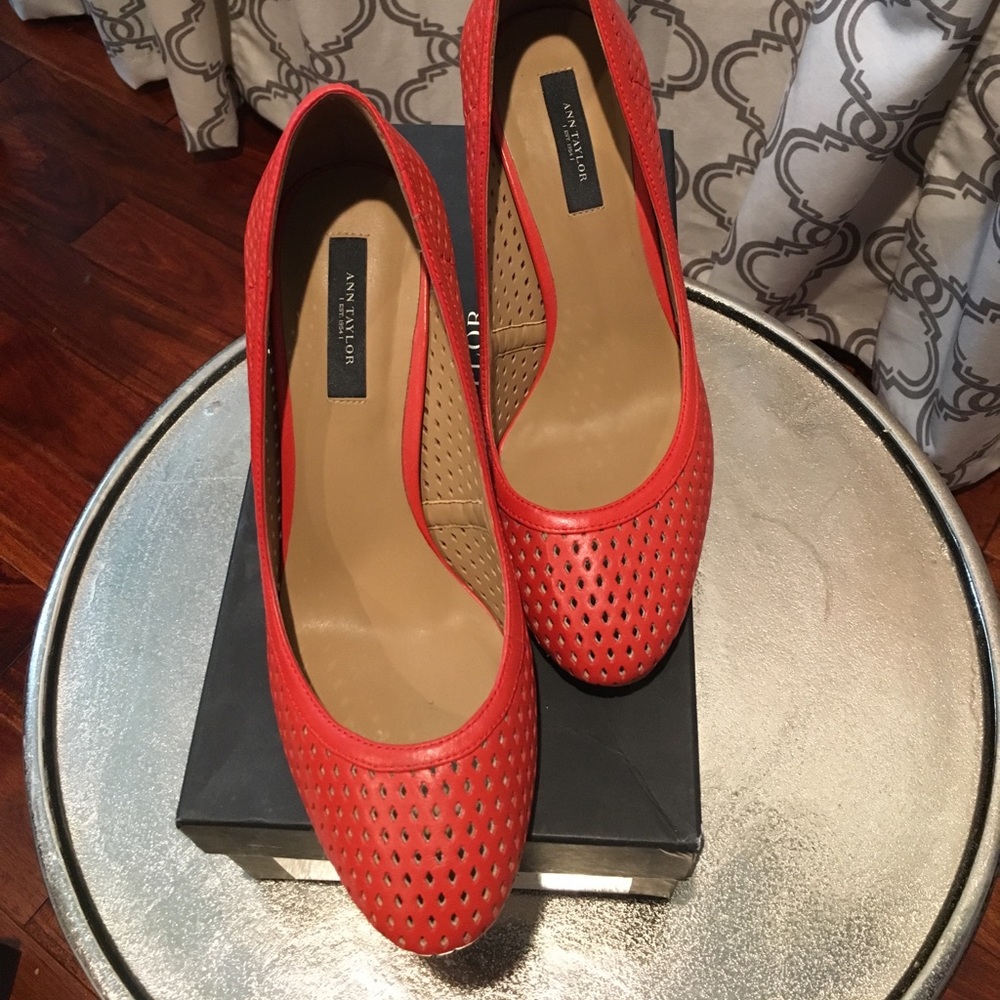 Ann Taylor PERFECT Pump in Red Coral