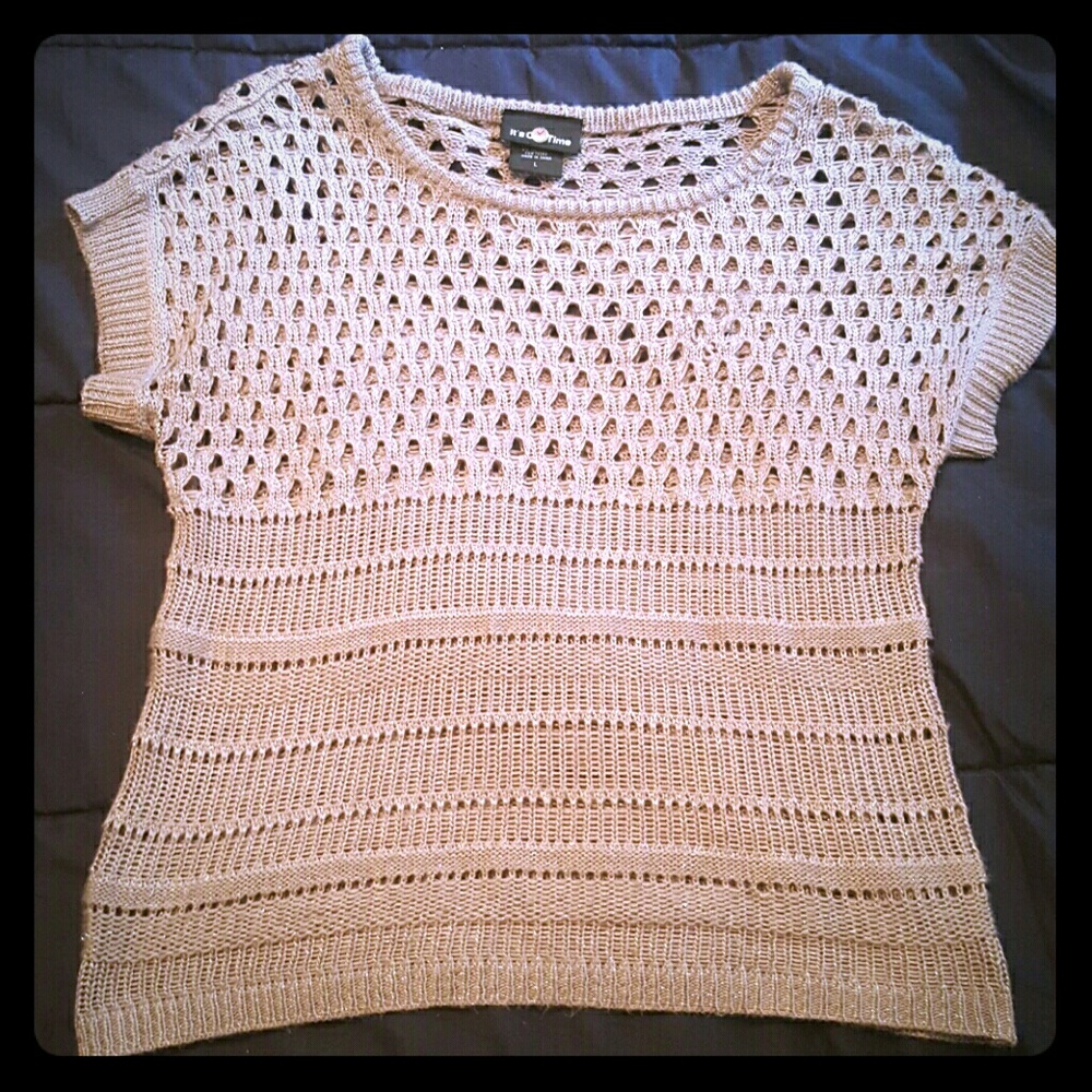 Short sleeved gray top