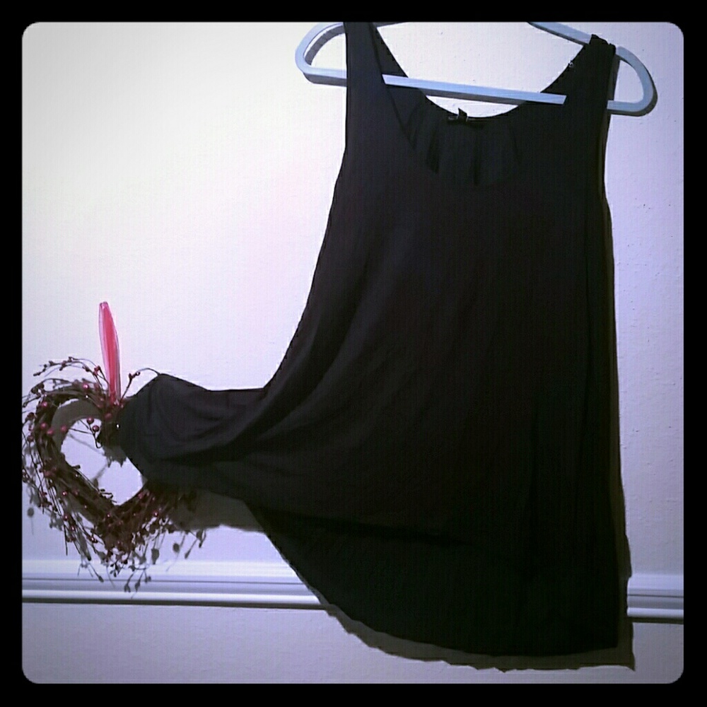 USED Flowing navy blue tank top with pleated back