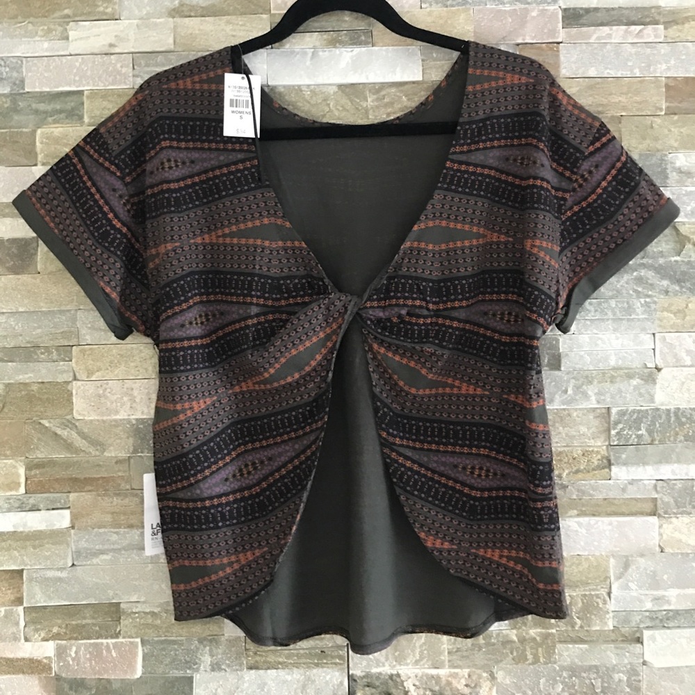 Twist back tee w/ fun print! Summer must have! NEW