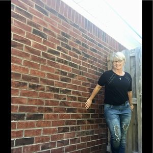 Black top with grommet accent🍑💥price drop🔻🔻