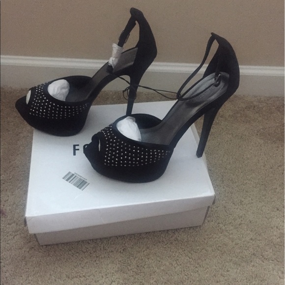 Brand New never worn before black stilleto heels - Picture 2 of 4