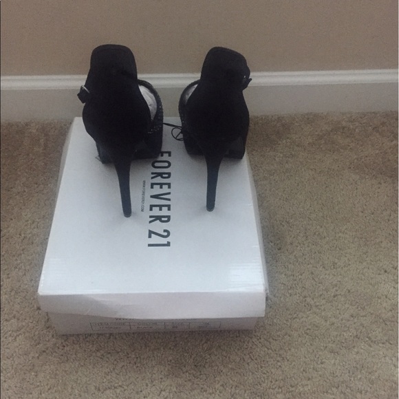 Brand New never worn before black stilleto heels - Picture 3 of 4