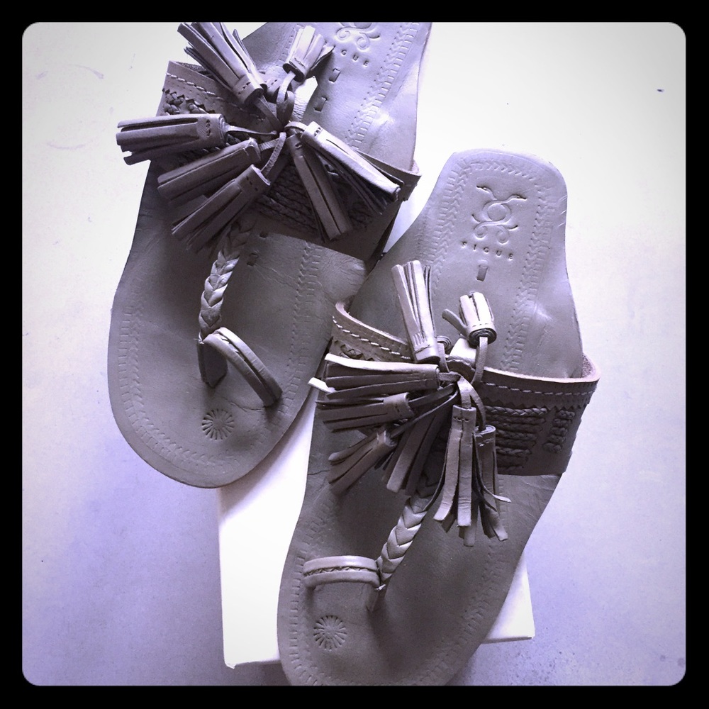 Figure tasseled sandals