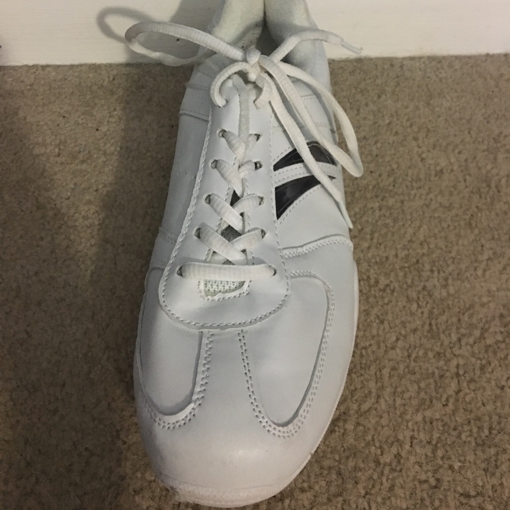 Tennis shoes
