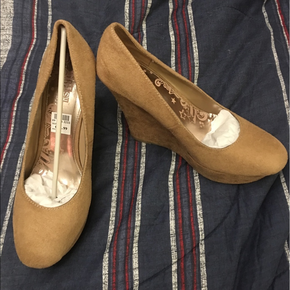 Brand new in box size 11 platform wedges