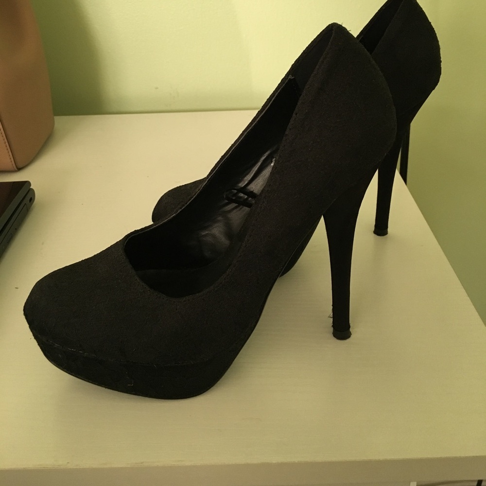 Black lace pumps