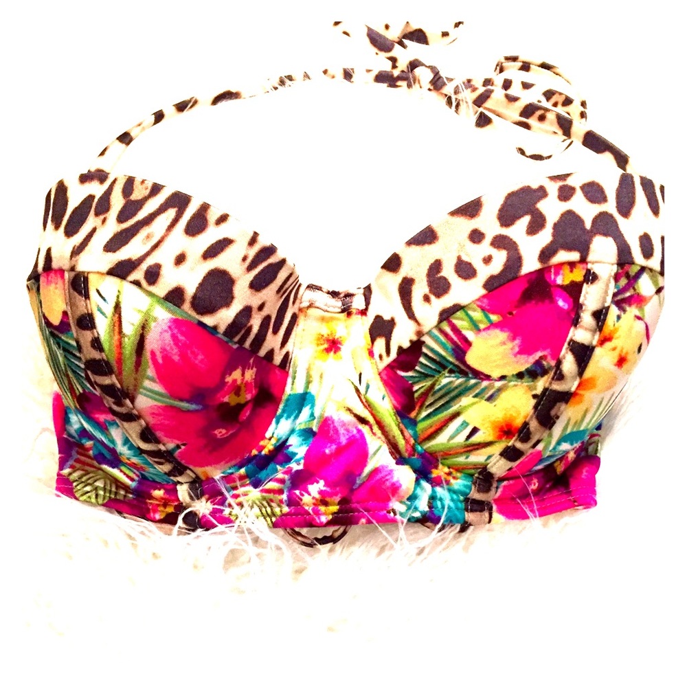 Victoria's Secret bikini top. Size 32C!