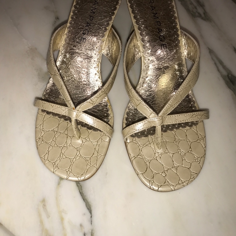 Cream sandals with medium heel.