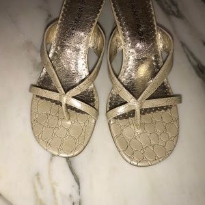 Cream sandals with medium heel.