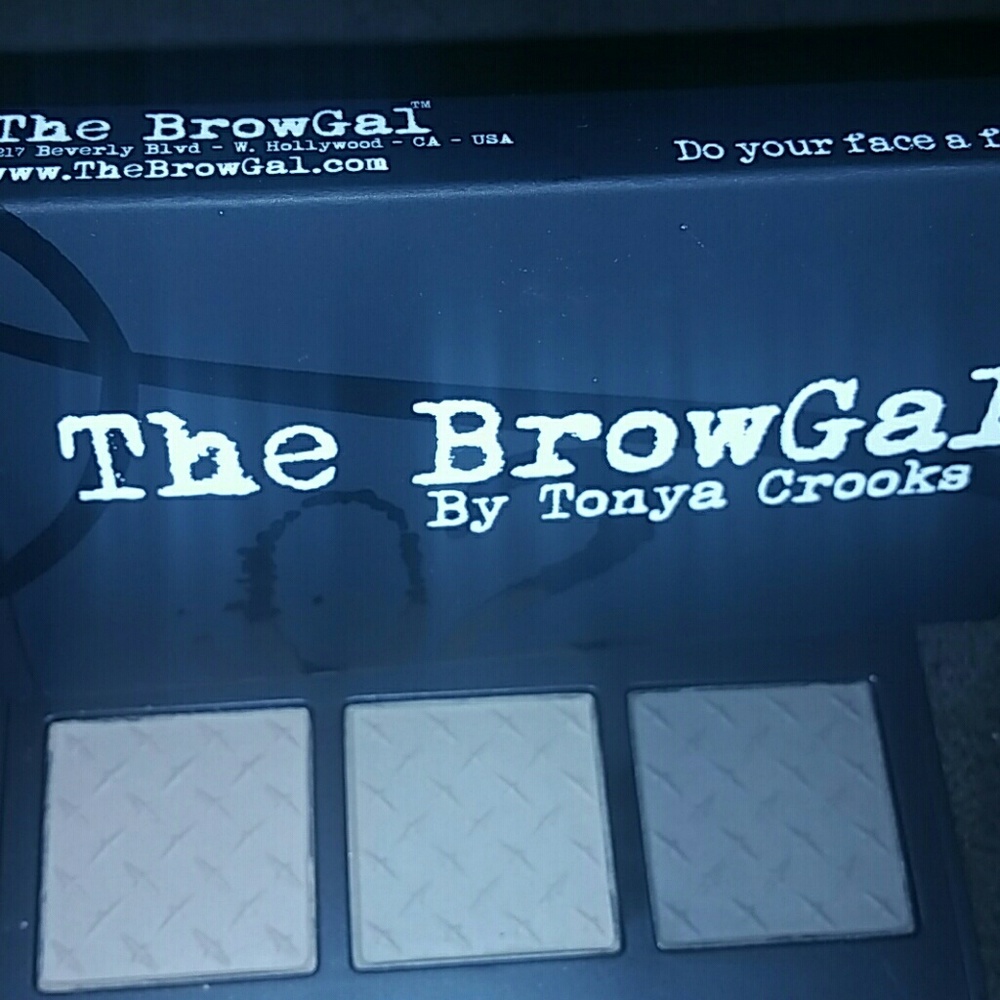 Eye brow pallet and brow brush brand new