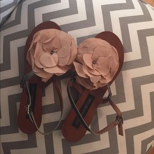 Steve Madden Luxe 8.5 flat sandals flower