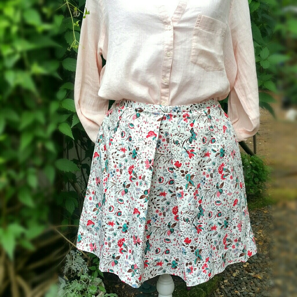 IT HAS POCKETS!!!! Bundle it!! Buy it! 💕