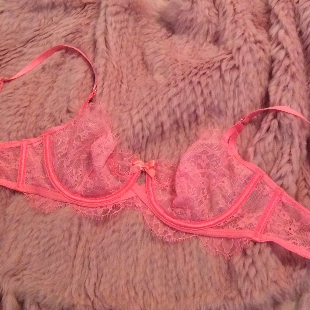 Beautiful NWT Coral Victoria's Secret Unlined Bra