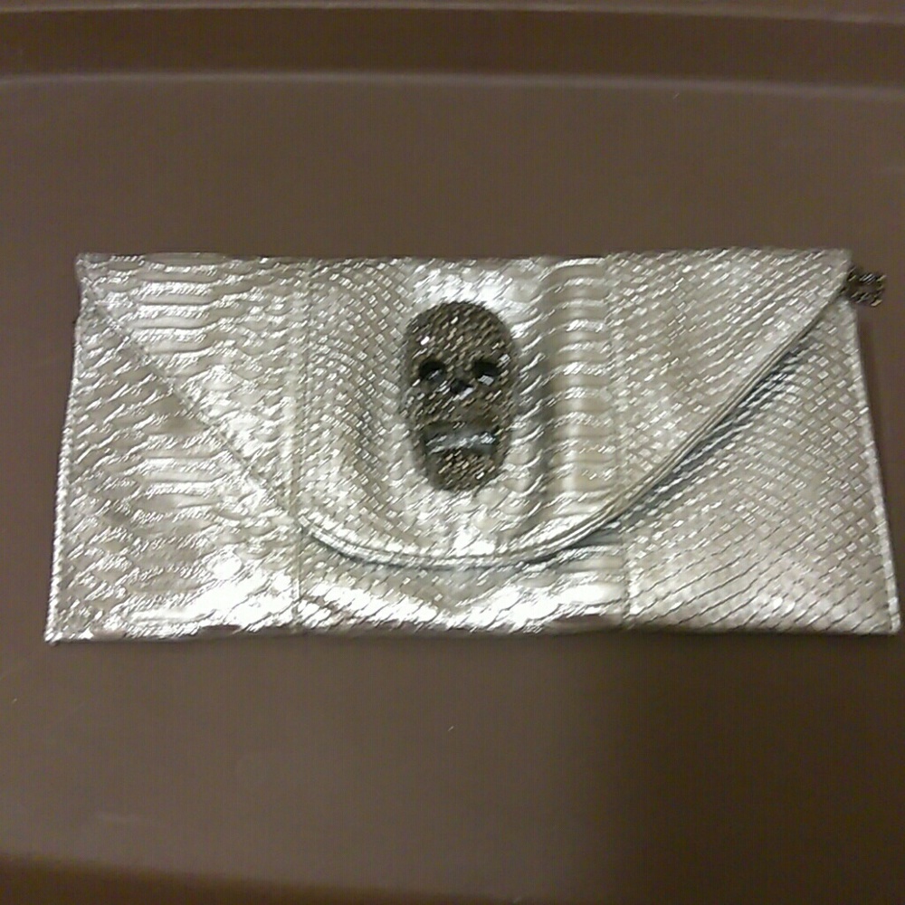 Skull clutch w/chain strap