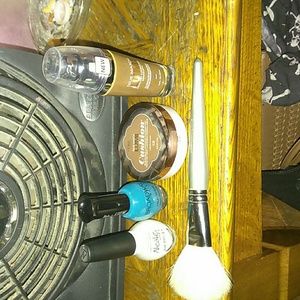 Make up in the brush in nail polish