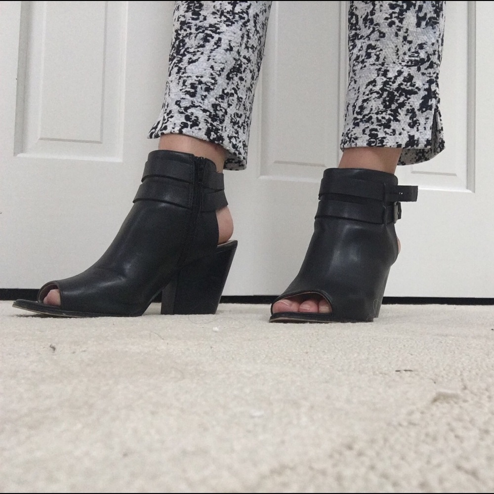 Cute ankle heels!!! Black faux leather