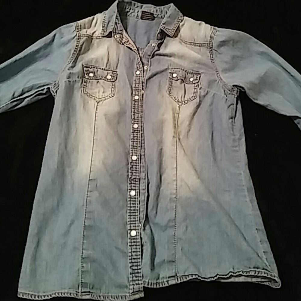 SOLD!!!  Womens Jean shirt size mediun 8-10