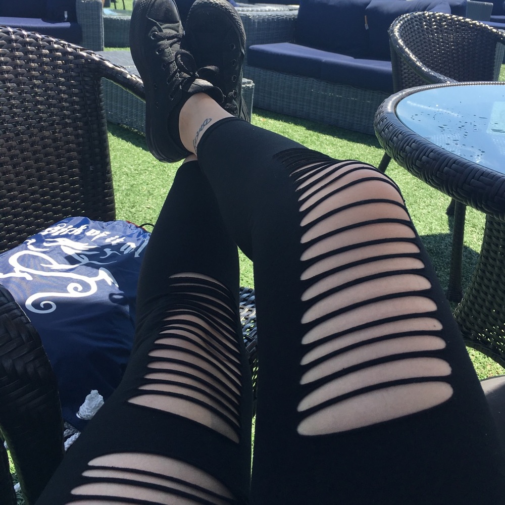Black Distressed Leggings🖤 - Picture 7 of 7