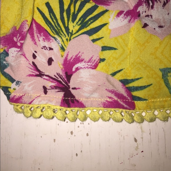 Holliseter Floral shorts, size small. - Picture 3 of 3