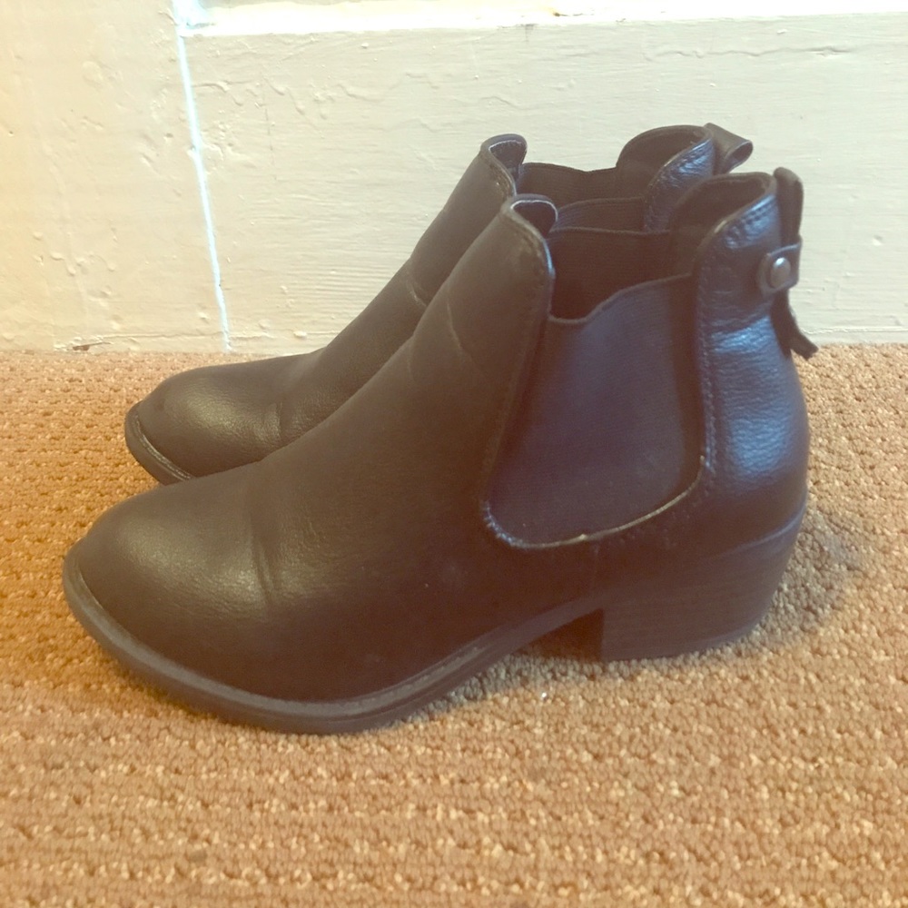 Size 6 black Chelsea boots! Only worn twice!