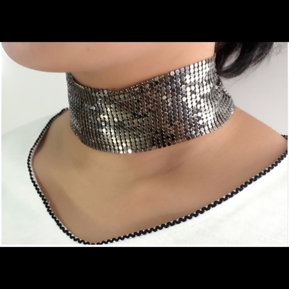 Metallic mesh choker