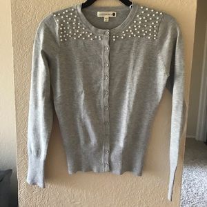 Gray long sleeve shirt