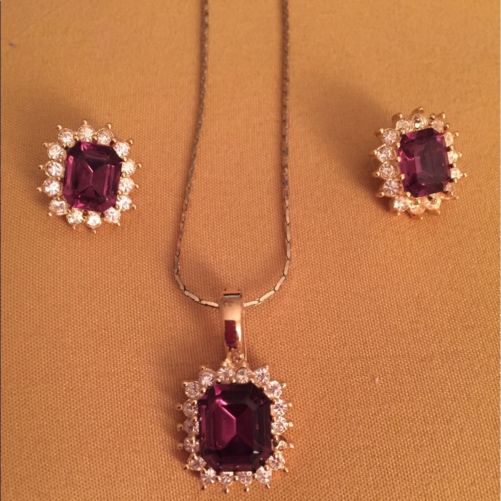Amethyst necklace and earrings in yellow gold.