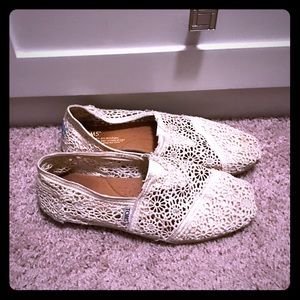Toms crochet in cream. Size 8