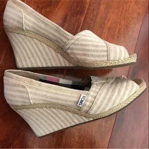 TOMS size 8 wedge. Tan and white