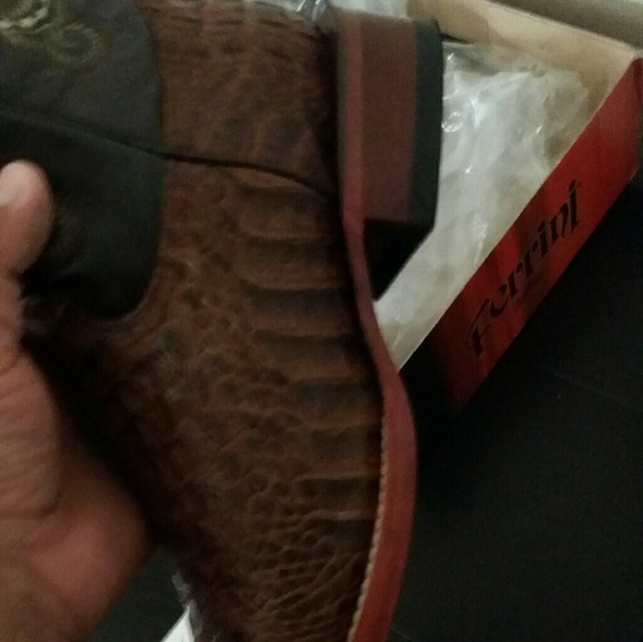 I\'m selling this ferrini caiman cowboy boots