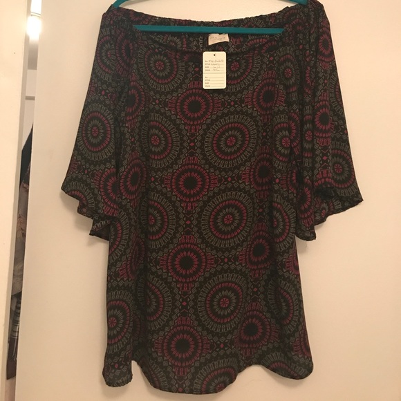 Tops - geo print off the shoulder blouse NWT like plus