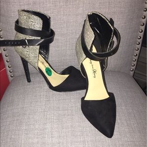Black and gray pointed toe heel