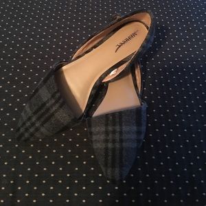 Size 6.5 Gray and black pointed toe flats!