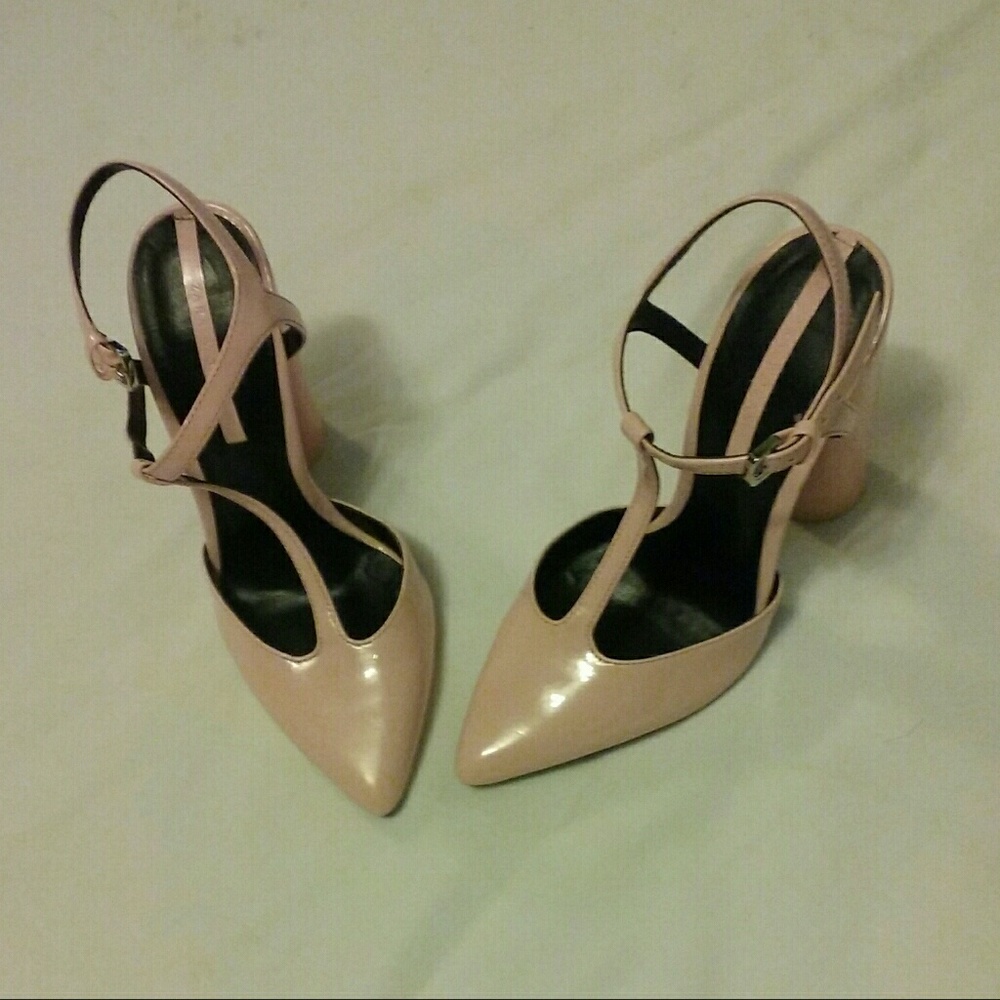 Block heel t-bar pumps