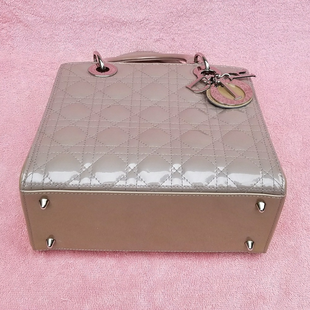 Lady dior grey and beige Medium patent leather. - Picture 5 of 7