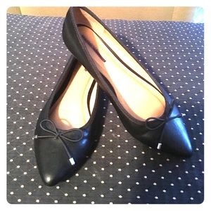 Black pointed toe flats!!