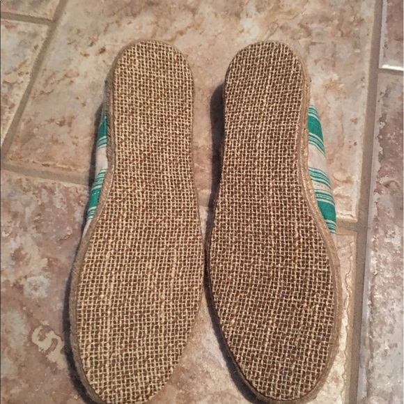 TOMS - Picture 2 of 3