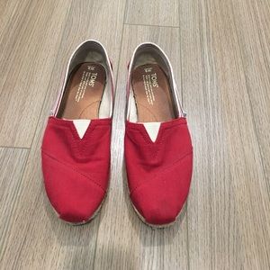 Red and white stripe toms classic shoes size 9
