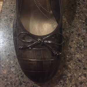 Tahari pumps