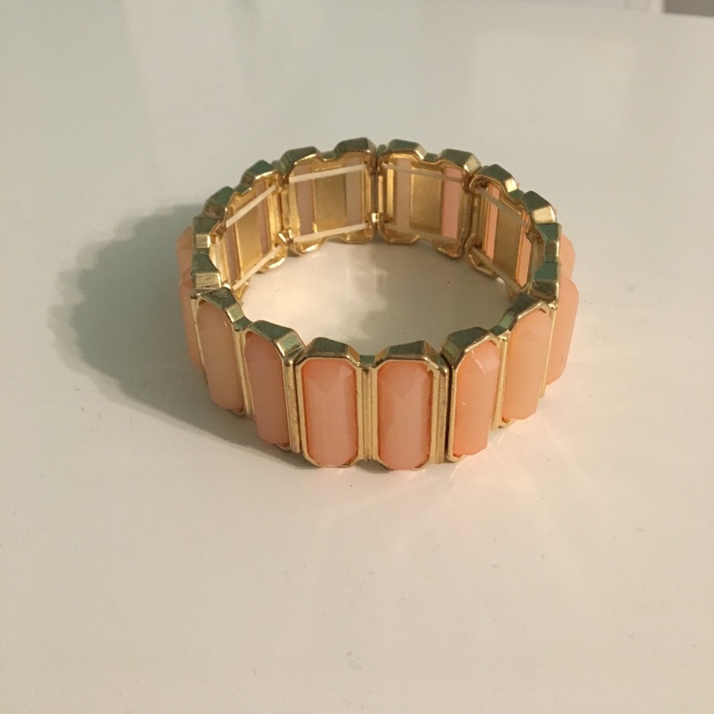 ✨salmon/peach colored bracelet✨