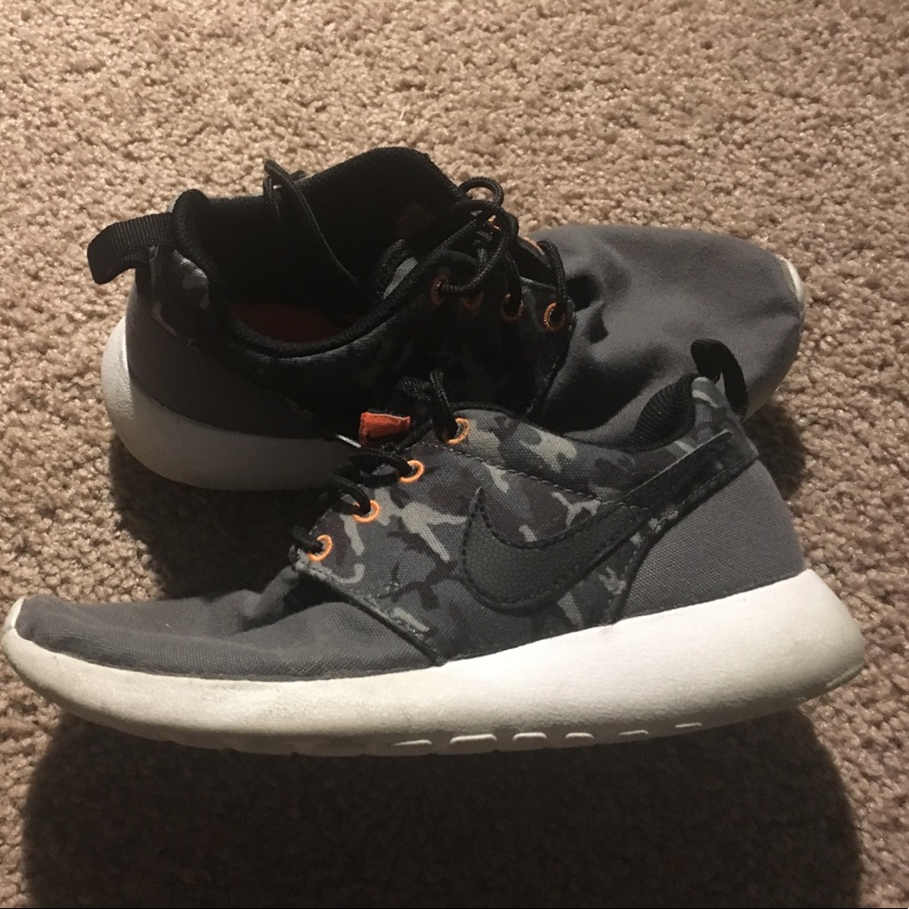 Boys Nike Roshe sneakers