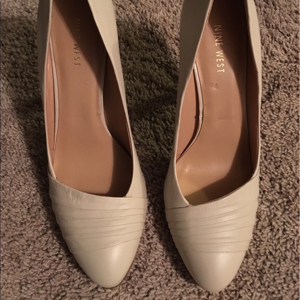 Cream leather round toe pumps