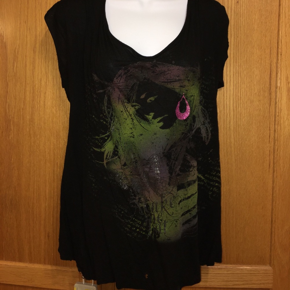 Black tied back short sleeve top with female face