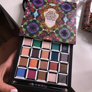 Urban DecayAlice Through The Looking glass Palette