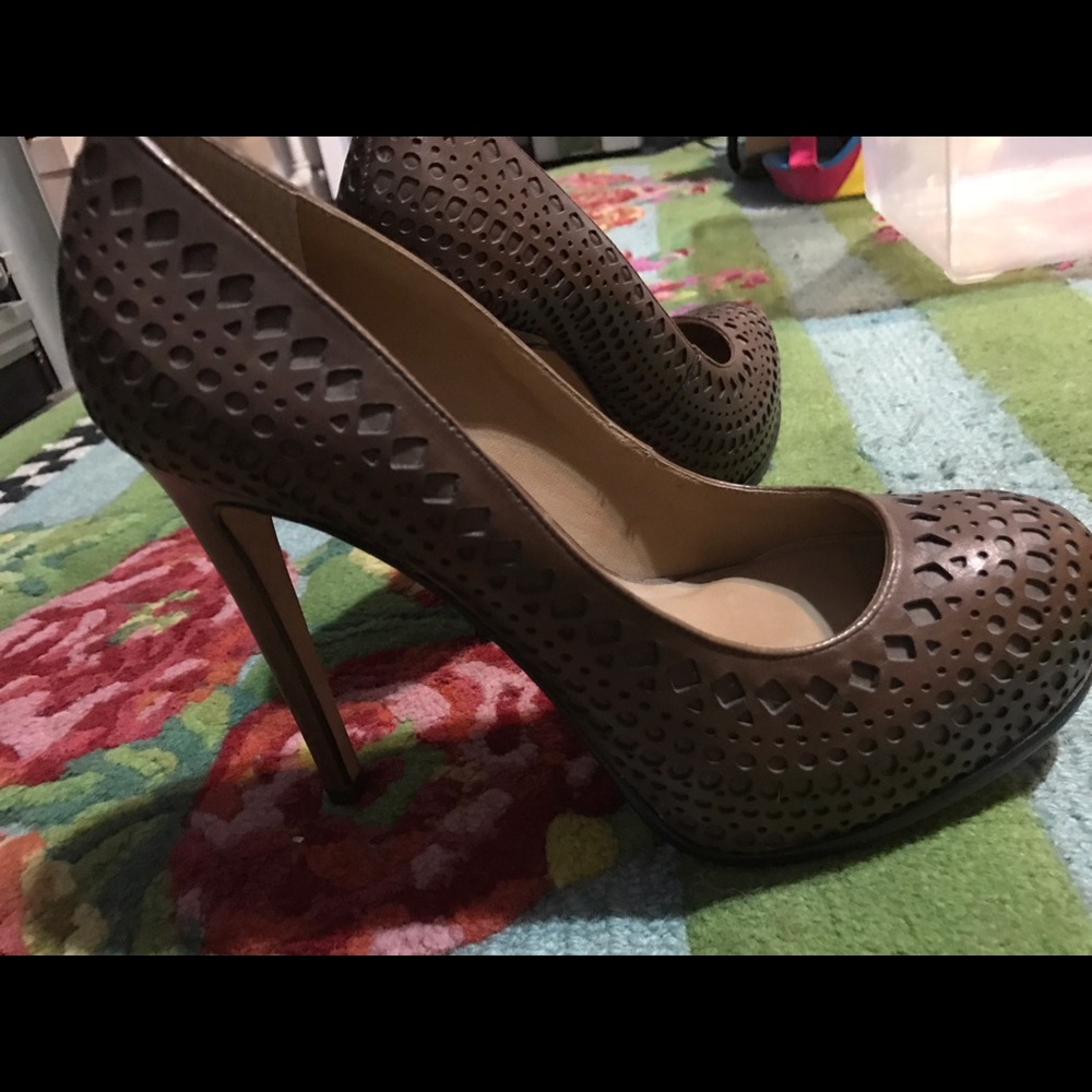 Brand New Pour La Victoire brown laser cut heels
