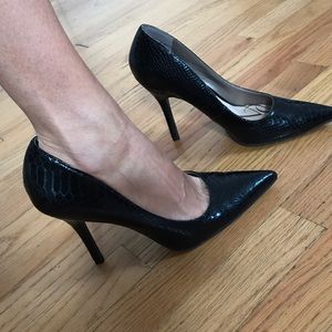 Classic pump in black with snakeskin pattern